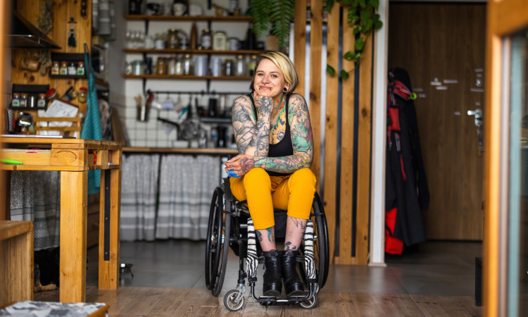 Junge Frau im Rollstuhl
