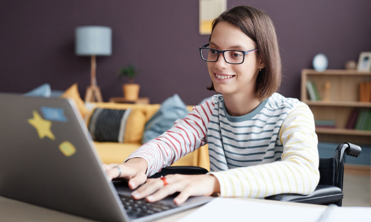 Mädchen sitzt vor einem Laptop