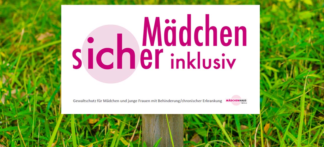 MädchenSicherInklusiv-Logo als Schild auf einer Wiese MädchenSicherInklusiv-Logo als Schild auf einer Wiese