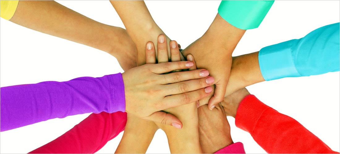 10 unterschiedliche Hände liegen aufeinander 10 unterschiedliche Hände liegen aufeinander