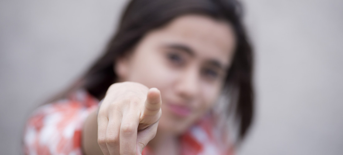 Mädchen zeigt mit Zeigefinger auf dich!